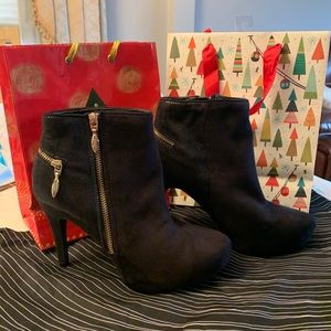 Nwt:black suedeSnake skin booties